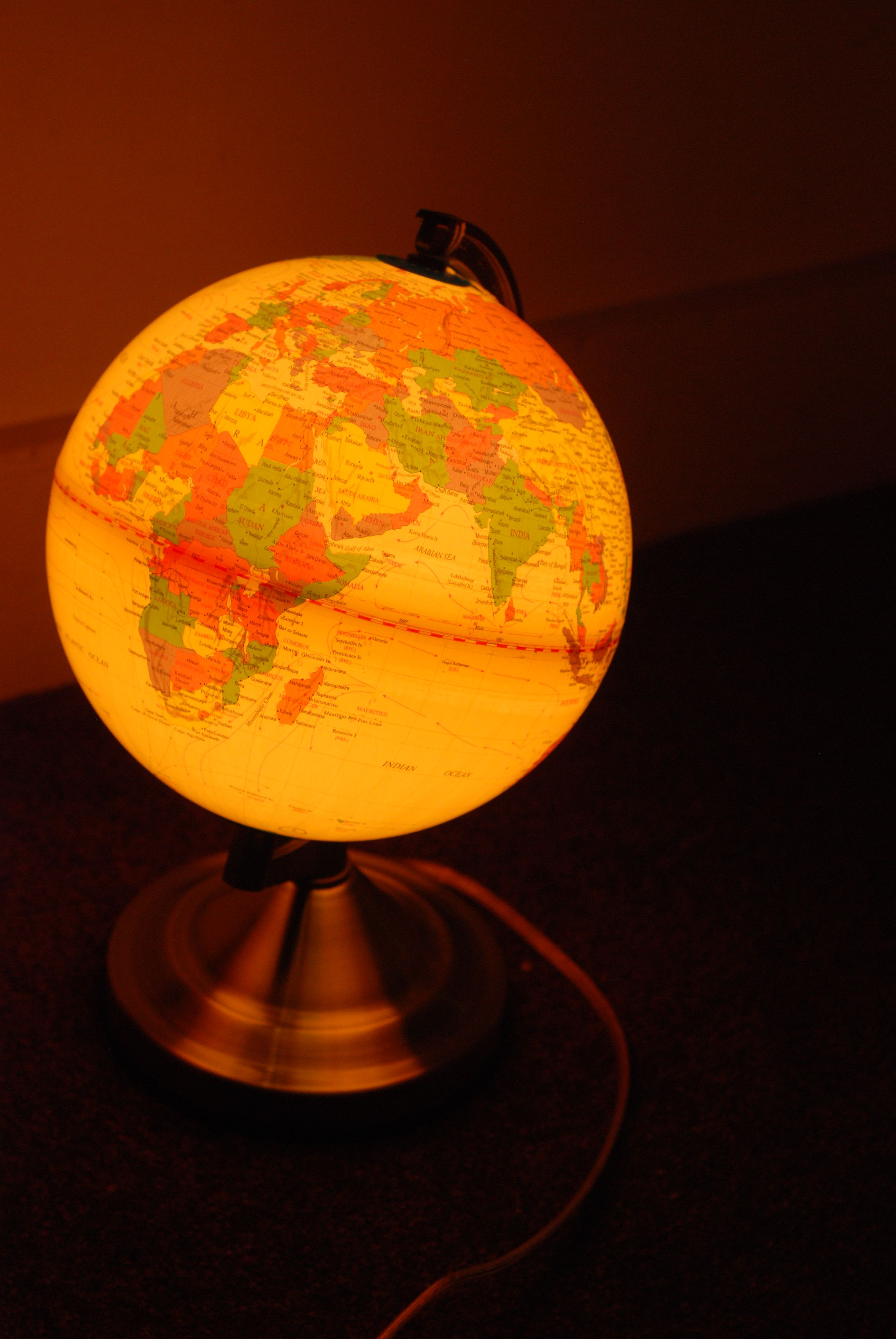 illuminated globe lamp