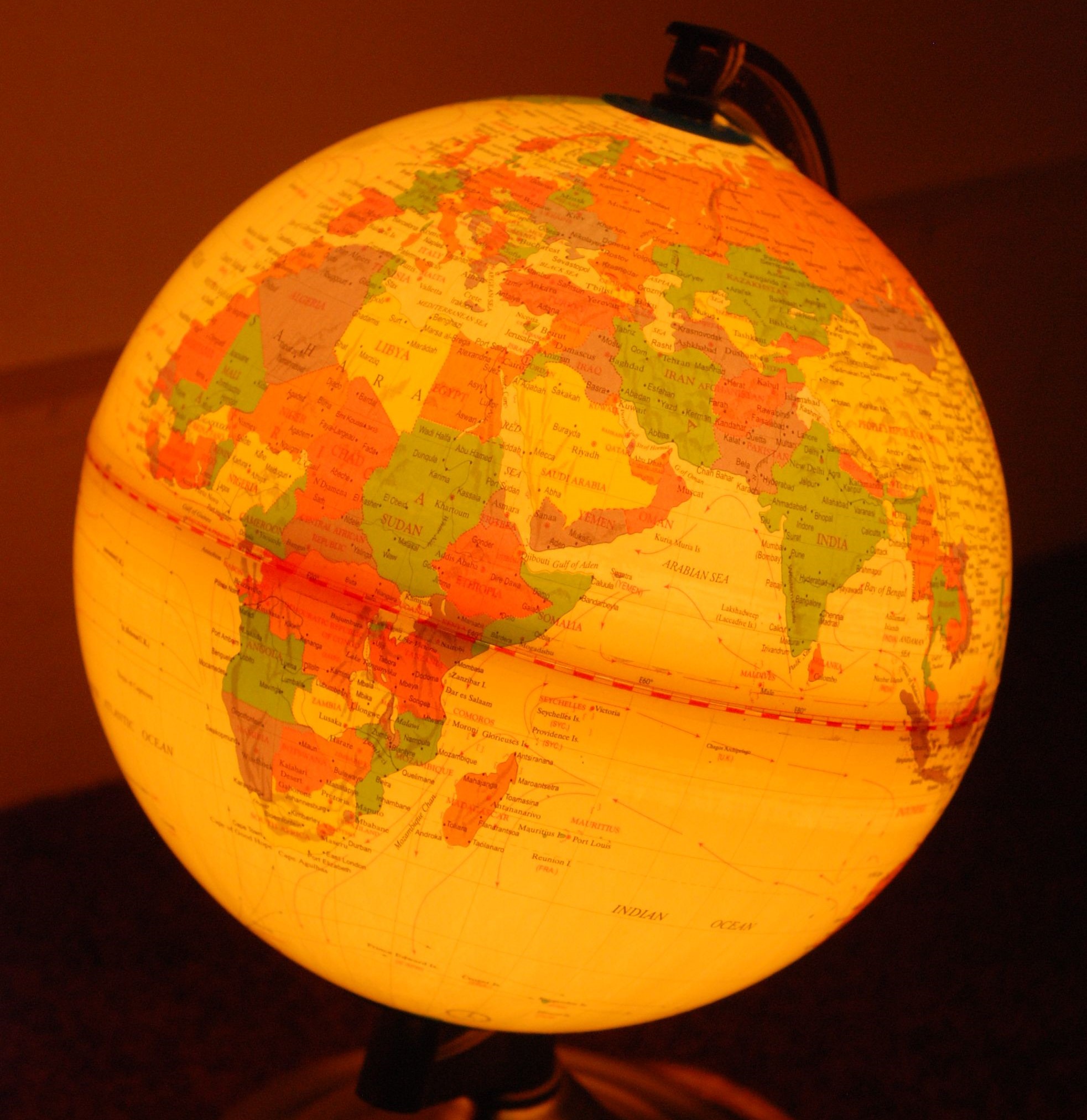 illuminated globe lamp